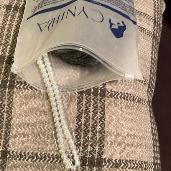 Grey curls wig. Beautiful. New, never out of package - Picture 4 of 5